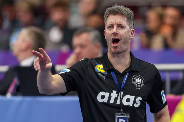 09 12 2025, Handball World Championship Women, quarter-finals, Germany Brazil, 27th IHF Women s Handball World Championship, Westfalenhalle Dortmund National coach Markus Gaugisch GER hc gesticulating on the sidelines North Rhine-Westphalia Germany