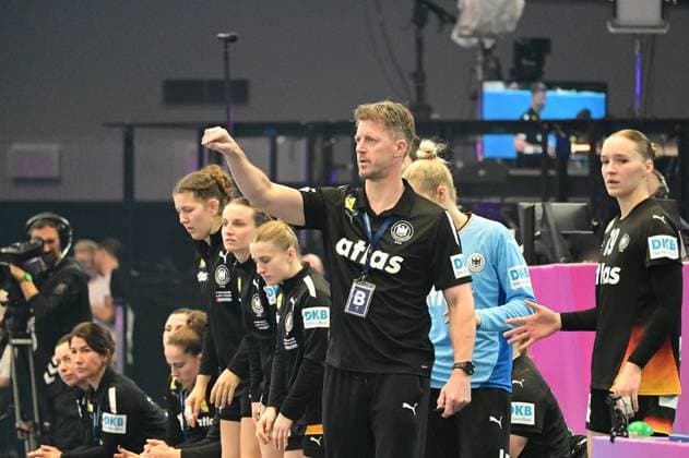 09 12 2025 xkhx Dormund, Westfallenhalle, international womens handball world championship quarter-final national handball team Germany vs. national team Brazil Markus Gaugisch coach of the German national womens handball team