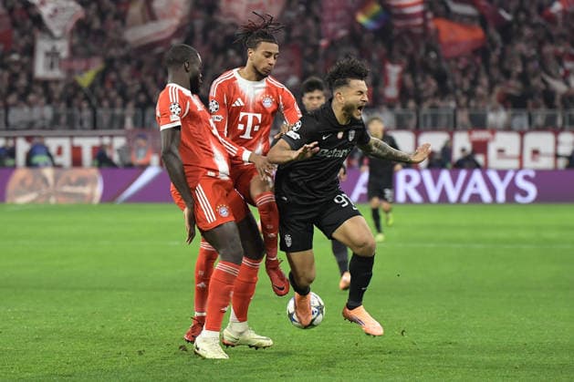 09 12 2025, xemx, Football UEFA Champions League, FC Bayern Muenchen Sporting Lissabon v l Dayot Upamecano FC Bayern Muenchen Michael Olise FC Bayern Muenchen Luis Suarez Sporting Lissabon Zweikampf, Aktion, action, battle for the ball DFL DFB REGULATIONS PROHIBIT ANY USE OF PHOTOGRAPHS as IMAGE SEQUENCES and or QUASI VIDEO Muenchen