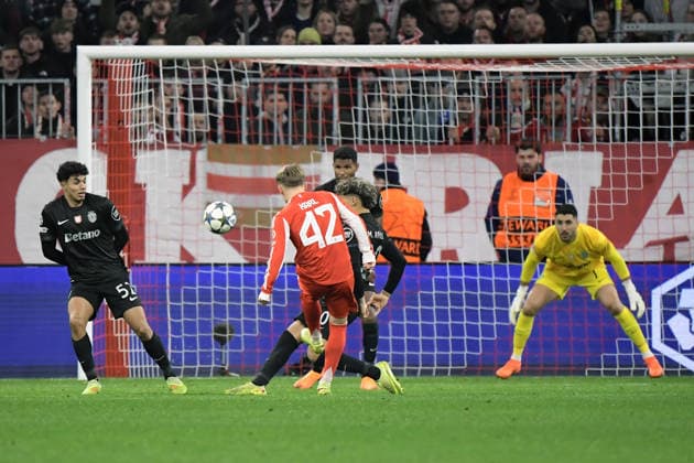 09 12 2025, xemx, Football UEFA Champions League, FC Bayern Muenchen Sporting Lisbon v l Offside goal Lennart Karl FC Bayern Muenchen Rui Silva Sporting Lisbon DFL DFB REGULATIONS PROHIBIT ANY USE OF PHOTOGRAPHS as IMAGE SEQUENCES and or QUASI VIDEO Muenchen