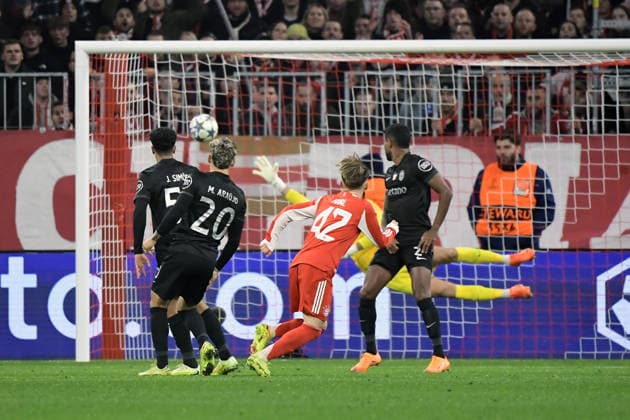 09 12 2025, xemx, Football UEFA Champions League, FC Bayern Muenchen Sporting Lisbon v l Offside goal Lennart Karl FC Bayern Muenchen Rui Silva Sporting Lisbon DFL DFB REGULATIONS PROHIBIT ANY USE OF PHOTOGRAPHS as IMAGE SEQUENCES and or QUASI VIDEO Muenchen