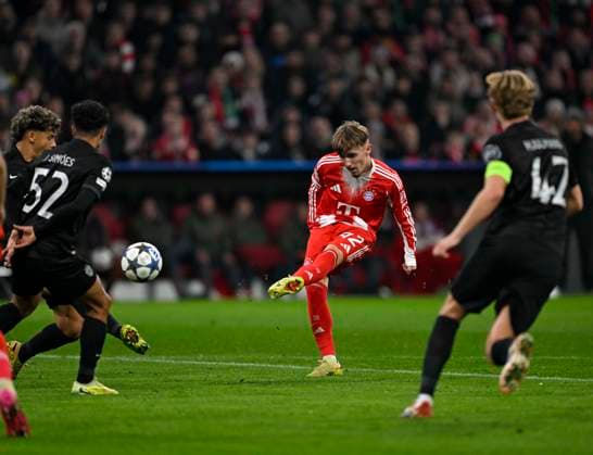 09 12 2025, Football UEFA Championsleague 2025 2026 Preliminary Round 6 Matchday, FC Bayern Munich Sporting Lisbon, in the Allianz Arena Munich Lennart Karl FC Bayern Munich withdraws DFL and DFB regulations prohibit any use of photographs as image sequences and or quasi video