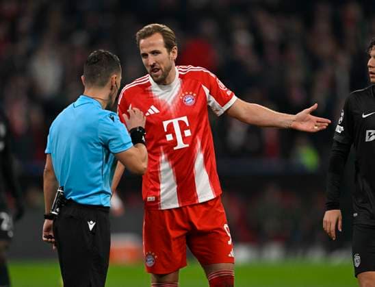 09 12 2025, Football UEFA Championsleague 2025 2026 Preliminary Round 6 Matchday, FC Bayern Munich Sporting Lisbon, at Allianz Arena Munich Harry Kane FC Bayern Munich discusses with referee Nicholas Walsh SCO DFL and DFB regulations prohibit any use of photographs as image sequences and or quasi video