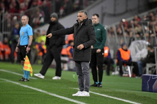 09 12 2025, xemx, Football UEFA Champions League, FC Bayern Muenchen Sporting Lisbon v l Coach Coach Rui Borges Sporting Lisbon gives instructions, gesticulates, gesticulate with arms gives instructions, gesticulate DFL DFB REGULATIONS PROHIBIT ANY USE OF PHOTOGRAPHS as IMAGE SEQUENCES and or QUASI VIDEO Muenchen
