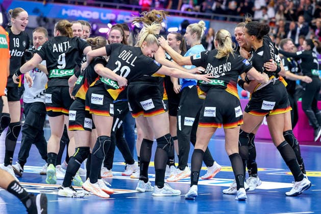 09 12 2025, Handball World Championship Women, quarter-finals, Germany Brazil, 27th IHF Women s Handball World Championship, Westfalenhalle Dortmund The German national team in the semi-finals after beating Brazil The team cheering arm in arm on the pitch North Rhine-Westphalia Germany