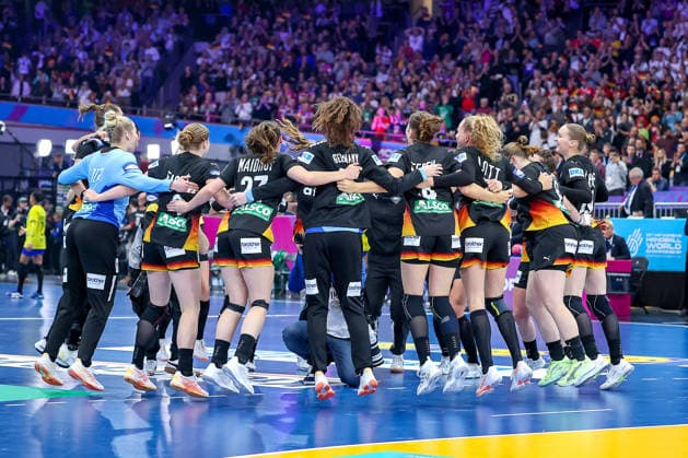 09 12 2025, Handball World Championship Women, quarter-finals, Germany Brazil, 27th IHF Women s Handball World Championship, Westfalenhalle Dortmund The German national team in the semi-finals after beating Brazil The team cheering arm in arm on the pitch North Rhine-Westphalia Germany