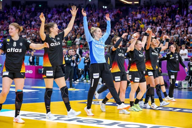 09 12 2025, Handball World Championship Women, quarter-finals, Germany Brazil, 27th IHF Women s Handball World Championship, Westfalenhalle Dortmund The German national team in the semi-finals after beating Brazil The team cheering arm in arm on the pitch from l Nina Engel GER 08 Marie Steffen GER 14 Katharina Filter GER 42 Alina Grijseels GER 04 Lisa Antl GER 09 Aimee von Pereira GER 49 Sarah Wachter GER 24 North Rhine-Westphalia Germany