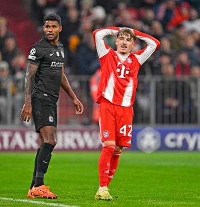 09 12 2025, Football UEFA Championsleague 2025 2026 Preliminary Round 6 Matchday, FC Bayern Munich Sporting Lisbon, in the Allianz Arena Munich Lennart Karl FC Bayern Munich beats his hands over his head DFL and DFB regulations prohibit any use of photographs as image sequences and or quasi video