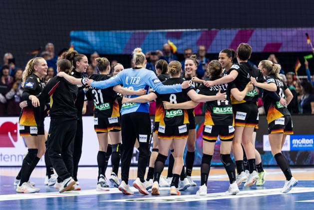 DORTMUND, GERMANY - DECEMBER 9: Players of Germany celebrate winning the 27th IHF Women’s World Handball Championship match between Germany vs. Brazil at Westfalenhalle at quarterfinals of the 27th IHF Women’s World Handball Championship on December 9, 2025 in Dortmund, Germany. North Rhine Westphalia Germany Copyright: xBEAUTIFULxSPORTS Wunderlx