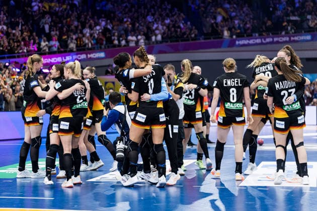 DORTMUND, GERMANY - DECEMBER 9: Players of Germany celebrate winning the 27th IHF Women’s World Handball Championship match between Germany vs. Brazil at Westfalenhalle at quarterfinals of the 27th IHF Women’s World Handball Championship on December 9, 2025 in Dortmund, Germany. North Rhine Westphalia Germany Copyright: xBEAUTIFULxSPORTS Wunderlx