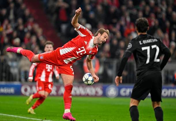09 12 2025, Football UEFA Championsleague 2025 2026 Preliminary Round 6 Matchday, FC Bayern Munich Sporting Lisbon, in the Allianz Arena Munich v l Harry Kane FC Bayern Munich and Eduardo Quaresma Sporting Lisbon DFL and DFB regulations prohibit any use of photographs as image sequences and or quasi video