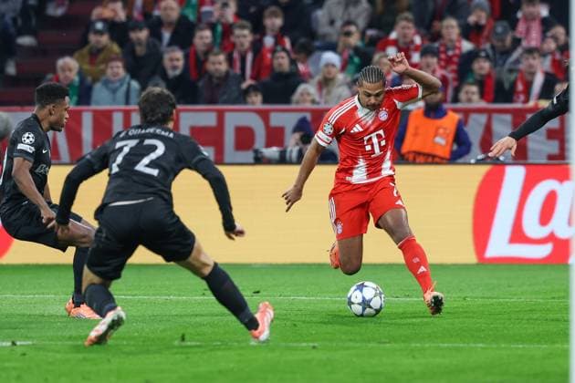 in duel, action, with Serge Gnabry 7 FC Bayern Muenchen , FC Bayern Muenchen vs Sporting Lisbon, Football, Champions League, Matchday 6, 09 12 2025 Muenchen Bayern Germany Copyright: xkolbert-press ChristianxKolbertx