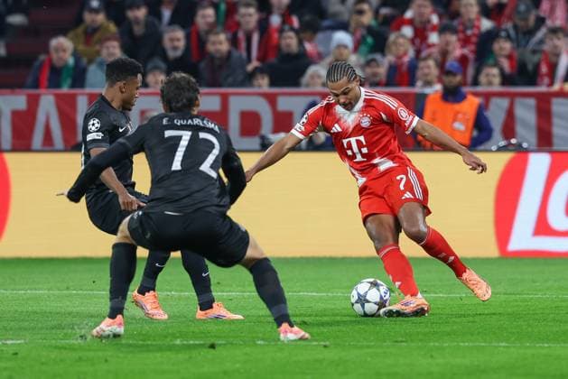 in duel, action, with Eduardo Quaresma 72 Sporting Lisbon , Serge Gnabry 7 FC Bayern Muenchen , FC Bayern Muenchen vs Sporting Lisbon, Soccer, Champions League, Matchday 6, 09 12 2025 Muenchen Bayern Germany Copyright: xkolbert-press ChristianxKolbertx