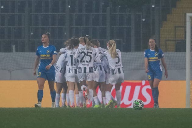 SOCCER - WCL, St.Poelten vs Juventus SANKT POELTEN,AUSTRIA,09.DEC.25 - SOCCER - UEFA Women s Champions League, SKN Sankt Poelten vs Juventus Turin FC. Image shows the rejoicing of the team Juventus.  GEPAxpictures xManuelxBinder