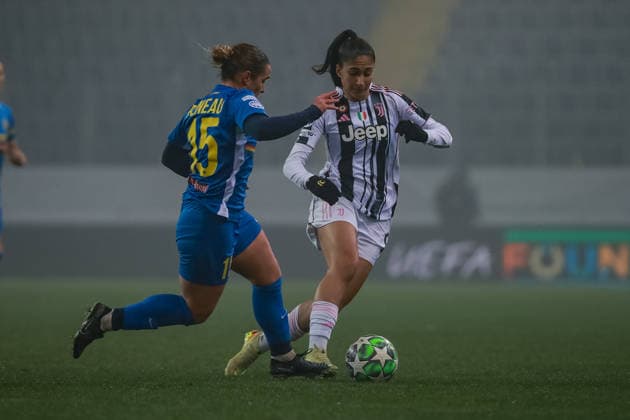 SOCCER - WCL, St.Poelten vs Juventus SANKT POELTEN,AUSTRIA,09.DEC.25 - SOCCER - UEFA Women s Champions League, SKN Sankt Poelten vs Juventus Turin FC. Image shows Leila Peneau (St.Poelten) and Chiara Beccari (Juventus).  GEPAxpictures xManuelxBinder