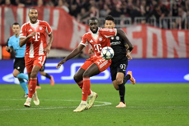 09 12 2025, xemx, Football UEFA Champions League, FC Bayern Muenchen Sporting Lissabon v l Jonathan Tah FC Bayern Muenchen Dayot Upamecano FC Bayern Muenchen Luis Suarez Sporting Lissabon Zweikampf, Aktion, action, battle for the ball DFL DFB REGULATIONS PROHIBIT ANY USE OF PHOTOGRAPHS as IMAGE SEQUENCES and or QUASI VIDEO Muenchen