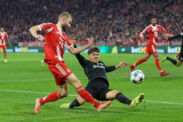 in duel, action, with Konrad Laimer 27 FC Bayern Muenchen , Maxi Araujo 20 Sporting Lisbon , FC Bayern Muenchen vs Sporting Lisbon, Soccer, Champions League, Matchday 6, 09 12 2025 Muenchen Bayern Germany Copyright: xkolbert-press ChristianxKolbertx