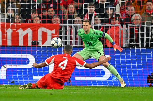 09 12 2025, Football UEFA Championsleague 2025 2026 Preliminary Round 6 Matchday, FC Bayern Munich Sporting Lisbon, in the Allianz Arena Munich Goalkeeper Manuel Neuer FC Bayern Munich defends the ball Almost an own goal by Jonathan Tah FC Bayern Munich DFL and DFB regulations prohibit any use of photographs as image sequences and or quasi video
