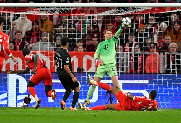 09 12 2025, Football UEFA Championsleague 2025 2026 Preliminary Round 6 Matchday, FC Bayern Munich Sporting Lisbon, in the Allianz Arena Munich Goalkeeper Manuel Neuer FC Bayern Munich defends the ball Almost an own goal by Jonathan Tah FC Bayern Munich DFL and DFB regulations prohibit any use of photographs as image sequences and or quasi video