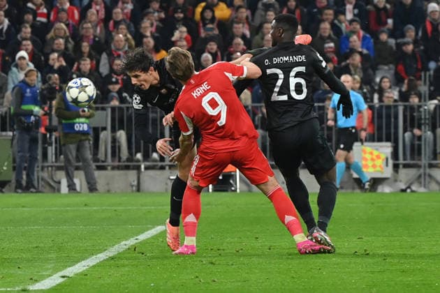 09 12 2025, xjrdrx, Football UEFA Champions League, FC Bayern Muenchen Sporting Lissabon v l Maxi Araujo Sporting Lissabon Harry Kane FC Bayern Muenchen Ousmane Diomande Sporting Lissabon Zweikampf, Aktion, action, battle for the ball DFL DFB REGULATIONS PROHIBIT ANY USE OF PHOTOGRAPHS as IMAGE SEQUENCES and or QUASI VIDEO Muenchen