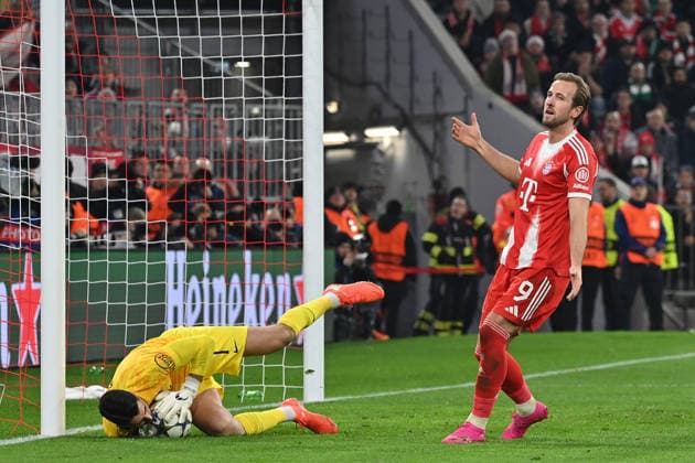 09 12 2025, xjrdrx, Football UEFA Champions League, FC Bayern Muenchen Sporting Lisbon v l Rui Silva Sporting Lisbon Harry Kane FC Bayern Muenchen Disappointed, sad, frustrated DFL DFB REGULATIONS PROHIBIT ANY USE OF PHOTOGRAPHS as IMAGE SEQUENCES and or QUASI VIDEO Muenchen