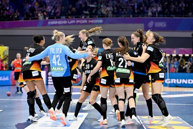 Final cheer team GER, team circle, Handball World Championship Women 2025, quarter final Germany GER Brazil BRA , on 09 12 2025 in Dortmund Germany Handball World Championship Women from 26 11 14 12 2025 in Germany Netherlands Â
