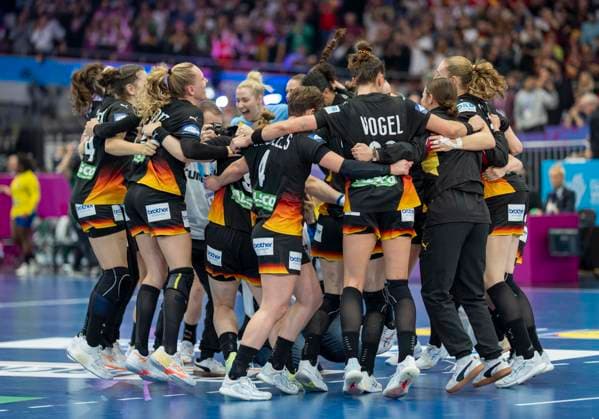 The whole team of Germany is happy in the circle after the game about entering the semi finals Germany Brazil, Quarterfinal, 27th IHF Womens Handball World Championship, WM, Weltmeisterschaft 2025, GER, Dortmund, Westfalenhalle Copyright: HMBxMedia xMarcoxBader