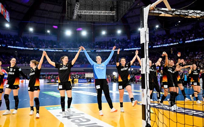 Final cheer Team GER, La Ola, f l Nieke Kuehne Kühne GER , Nina Engel GER , Narie Steffen GER , Goalkeeper Katharina Filter GER , Alina Grijseels GER , Handball World Championship Women 2025, Quarterfinal Germany GER Brazil BRA , on 09 12 2025 in Dortmund Germany Handball World Championship Women from 26 11 14 12 2025 in Germany Netherlands Â