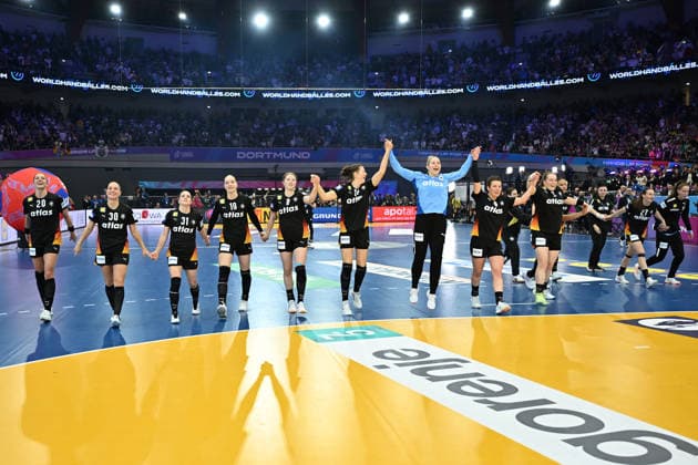 GER, Dortmund, 27th Wommens World Championship 2025, Quarterfinals Quaterfinals, Final Round Germany GER vs Brazil BRA 09 12 2025, Westfalenhalle, Dortmund, GER, Dortmund, 27th Wommens World Championship 2025, Quarterfinals Quaterfinals, Final Round Germany GER vs Brazil BRA , in the picture the Germans say goodbye to the spectators nordphotoxGmbHx xMeuter nph00351