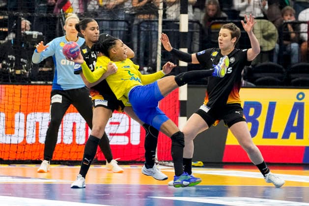 AimÃ e von Pereira Germany and Bruna De Paula Brazil battle for the ball during the 27th IHF Women s Handball World Championship Quarter final match between Germany and Brazil at Westfalenhalle on December 9, 2025 in Dortmund, Germany Photo by Alex Gottschalk DeFodi Images