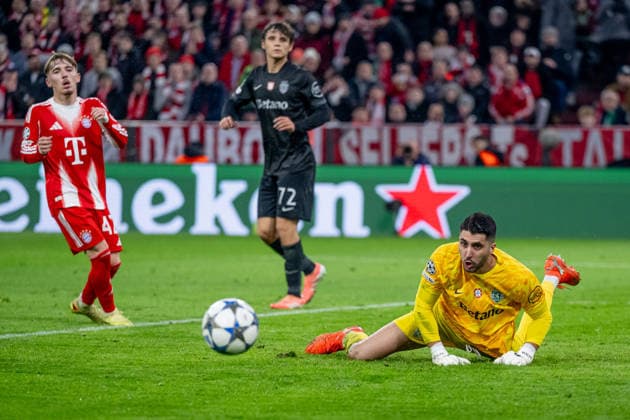 Rui Silva Goalkeeper, Sporting Lisbon, 1 can save a ball GER, FC Bayern Muenchen vs Sporting Lisbon SCP, Football, Champions League, League Phase 6 Matchday, Season 2025 2026, 09 12 2025 DFL DFB REGULATIONS PROHIBIT ANY USE OF PHOTOGRAPHS as IMAGE SEQUENCES and or QUASI VIDEO GER, FC Bayern Muenchen vs Sporting Lisbon SCP, Football, Champions League, League Phase 6 Matchday, Season 2025 2026, 09 12 2025 Muenchen Copyright: xEibner-Pressefoto HeikexFeinerx EP_HFR