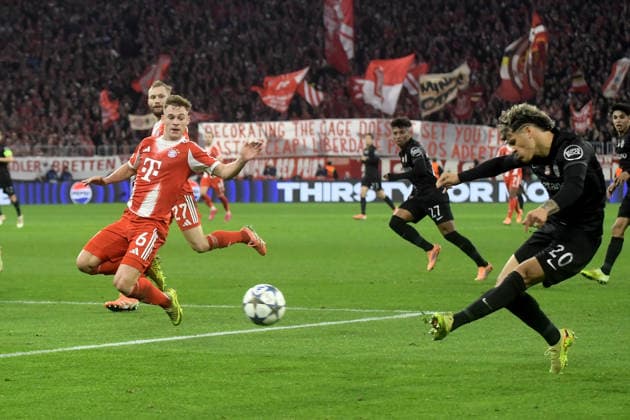 09 12 2025, xemx, Football UEFA Champions League, FC Bayern Muenchen Sporting Lissabon v l Joshua Kimmich FC Bayern Muenchen Maxi Araujo Sporting Lissabon Zweikampf, Aktion, action, battle for the ball DFL DFB REGULATIONS PROHIBIT ANY USE OF PHOTOGRAPHS as IMAGE SEQUENCES and or QUASI VIDEO Muenchen