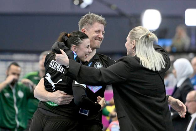 Final cheer Coach Markus Gaugisch GER with goalkeeper coach Jasmina Rebmann Jankovic l GER and Anja Althaus r GER, Manager National Team Handball World Championship Women 2025, Quarterfinal Germany GER Brazil BRA , on 09 12 2025 in Dortmund Germany Germany Handball World Championship Women from 26 11 14 12 2025 in Germany Netherlands Â