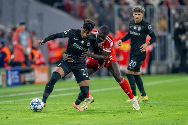 Fight for the ball duel between Alisson Santos Sporting Lisbon, 27 and Dayot Upamecano FC Bayern Muenchen, 2 GER, FC Bayern Muenchen vs Sporting Lisbon SCP, Football, Champions League, League Phase 6 Matchday, Season 2025 2026, 09 12 2025 DFL DFB REGULATIONS PROHIBIT ANY USE OF PHOTOGRAPHS as IMAGE SEQUENCES and or QUASI VIDEO GER, FC Bayern Muenchen vs Sporting Lisbon SCP, Football, Champions League, League Phase 6 Matchday, Season 2025 2026, 09 12 2025 Muenchen Copyright: xEibner-Pressefoto HeikexFeinerx EP_HFR