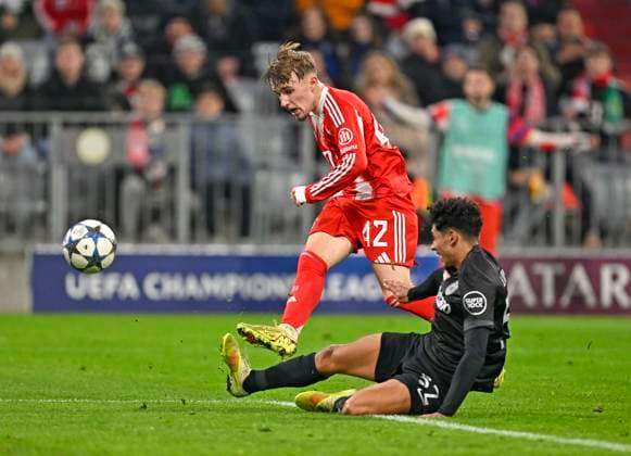 09 12 2025, Football UEFA Championsleague 2025 2026 Preliminary Round 6 Matchday, FC Bayern Munich Sporting Lisbon, in the Allianz Arena Munich Lennart Karl FC Bayern Munich on the ball DFL and DFB regulations prohibit any use of photographs as image sequences and or quasi video