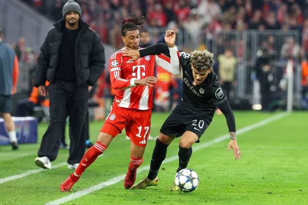 in duel, action, with Michael Olise 17 FC Bayern Muenchen , Maxi Araujo 20 Sporting Lisbon , FC Bayern Muenchen vs Sporting Lisbon, Soccer, Champions League, Matchday 6, 09 12 2025 Muenchen Bayern Germany Copyright: xkolbert-press ChristianxKolbertx