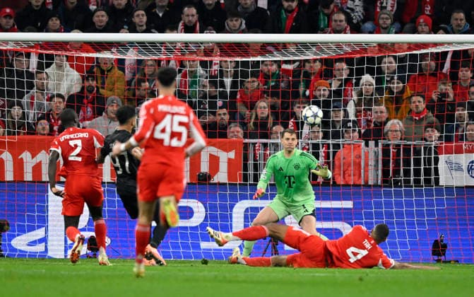 Penalty area scene, Goal area scene Parade Brilliant save Harry Kane FC Bayern Muenchen FCB 09 deflects goal kick Action Goal chance by Luis Suarez Sporting Lisbon SCP 97 for corner FC Bayern Muenchen FCB vs Sporting Lisbon SCP Matchday 6 09 12 2025 DFL REGULATIONS PROHIBIT ANY USE OF PHOTOGRAPHS AS IMAGE SEQUENCES AND OR QUASI VIDEO FC Bayern Muenchen FCB vs Sporting Lisbon SCPn