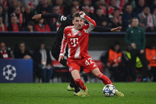 09 12 2025, xjrdrx, Football UEFA Champions League, FC Bayern Muenchen Sporting Lisbon v l Joao Simoes Sporting Lisbon Lennart Karl FC Bayern Muenchen Zweikampf, Aktion, action, battle for the ball DFL DFB REGULATIONS PROHIBIT ANY USE OF PHOTOGRAPHS as IMAGE SEQUENCES and or QUASI VIDEO Muenchen