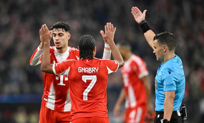 Serge Gnabry FC Bayern Muenchen FCB 07 and Aleksandar Pavlovic FC Bayern Muenchen FCB 45 clap Referee Referee Nicholas Walsh SCO Gesture Gesture FC Bayern Muenchen FCB vs Sporting Lisbon SCP Matchday 6 09 12 2025 DFL REGULATIONS PROHIBIT ANY USE OF PHOTOGRAPHS AS IMAGE SEQUENCES AND OR QUASI VIDEO FC Bayern Muenchen FCB vs Sporting Lisbon SCPn