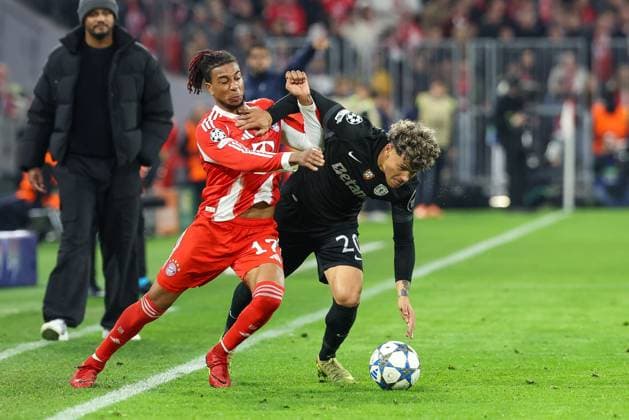 in duel, action, with Michael Olise 17 FC Bayern Muenchen , Maxi Araujo 20 Sporting Lisbon , FC Bayern Muenchen vs Sporting Lisbon, Soccer, Champions League, Matchday 6, 09 12 2025 Muenchen Bayern Germany Copyright: xkolbert-press ChristianxKolbertx