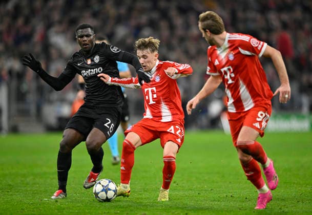 duel, action Lennart Karl Bayern Muenchen FCB 42 vs Ousmane Diomande Sporting Lisbon SCP 26 Harry Kane FC Bayern Muenchen FCB 09 FC Bayern Muenchen FCB vs Sporting Lisbon SCP Matchday 6 09 12 2025 DFL REGULATIONS PROHIBIT ANY USE OF PHOTOGRAPHS AS IMAGE SEQUENCES AND OR QUASI VIDEO FC Bayern Muenchen FCB vs Sporting Lisbon SCPn