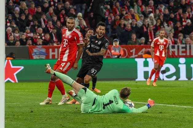 Goalkeeping action by Manuel Neuer 1 FC Bayern Muenchen , Jonathan Tah 4 FC Bayern Muenchen , Luis Suarez 97 Sporting Lisbon , FC Bayern Muenchen vs Sporting Lisbon, Soccer, Champions League, Matchday 6, 09 12 2025 Muenchen Bayern Germany Copyright: xkolbert-press ChristianxKolbertx