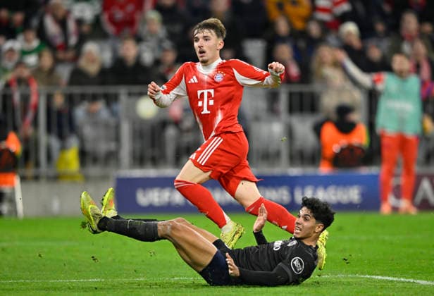 Joao Simoes Sporting Lisbon SCP 52 saves from Lennart Karl Bayern Muenchen FCB 42 FC Bayern Muenchen FCB vs Sporting Lisbon SCP Matchday 6 09 12 2025 DFL REGULATIONS PROHIBIT ANY USE OF PHOTOGRAPHS AS IMAGE SEQUENCES AND OR QUASI VIDEO FC Bayern Muenchen FCB vs Sporting Lisbon SCPn