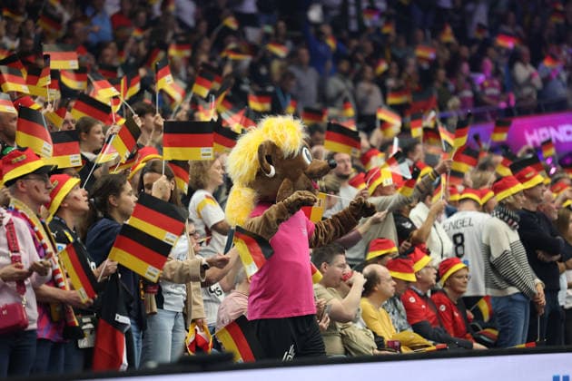 GER, Dortmund, 27th Wommens World Championship 2025, Quarter Finals, Final Round Germany GER vs Brazil BRA 09 12 2025, Westfalenhalle, Dortmund, GER, Dortmund, 27th Wommens World Championship 2025, Quarter Finals, Final Round Germany GER vs Brazil BRA , pictured The mascot of the 2025 IHF Women™s World Championship, i.e. the Womens Handball World Championship 2025 in Germany and the Netherlands, is called Hanniball and heats up the crowd nordphotoxGmbHx xMeuter nph00351