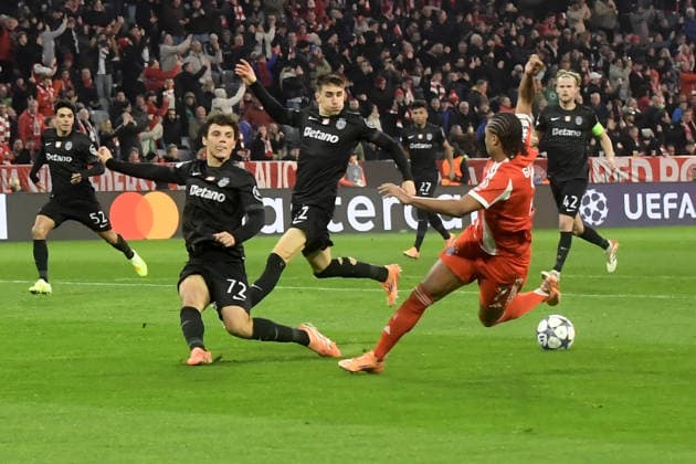 09 12 2025, xemx, Football UEFA Champions League, FC Bayern Muenchen Sporting Lisbon v l Eduardo Quaresma Sporting Lisbon Ivan Fresneda Sporting Lisbon Serge Gnabry FC Bayern Muenchen Zweikampf, Aktion, action, battle for the ball DFL DFB REGULATIONS PROHIBIT ANY USE OF PHOTOGRAPHS as IMAGE SEQUENCES and or QUASI VIDEO Muenchen