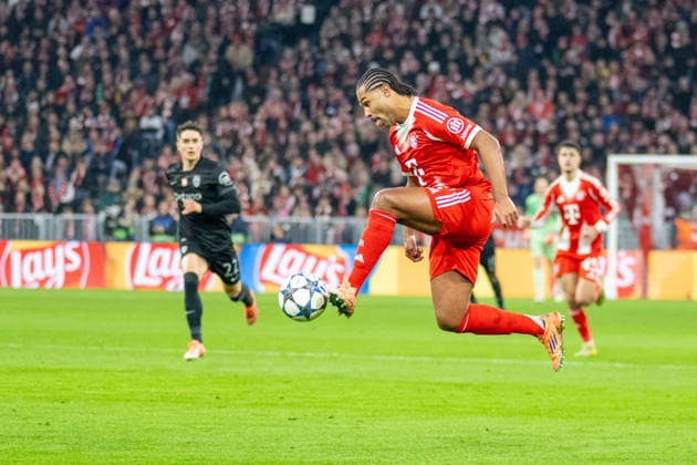 Serge Gnabry 7 FC Bayern Muenchen nimmt denn Ball im Flug an, FC Bayern Muenchen vs Sporting Clube de Portugal, Fußball, UEFA Champions League, 6 Spieltag, 09 12 2025 DFB regulations prohibit any use of photographs as image sequences and or quasi video Muenchen Bayern Deutschland Copyright: xkolbert-press UlrichxGamelx
