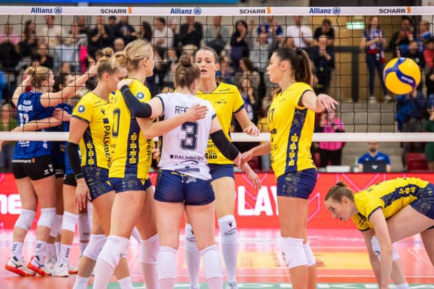 SSC Palmberg Schwerin team visibly disappointed after first set GER, Allianz MTV Stuttgart SSC Palmberg Schwerin, Volleyball Bundesliga, VBL, DVV Cup semi-final, 2025 2026 season, 09 12 2025 GER, Allianz MTV Stuttgart SSC Palmberg Schwerin, Volleyball Bundesliga, VBL, DVV Cup semi-final, 2025 2026 season, 09 12 2025 Stuttgart Copyright: xSandyxDinkelackerx EP_SDR