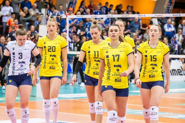 vl Florien Reesink SSC Palmberg Schwerin, 03 , Helena Kok SSC Palmberg Schwerin, 20 , Annegret Hoelzig SSC Palmberg Schwerin, 11 , Vedrana Jaksetic SSC Palmberg Schwerin, 17 , Mia Kirchhoff SSC Palmberg Schwerin, 15 visibly disappointed after the first set GER, Allianz MTV Stuttgart SSC Palmberg Schwerin, Volleyball Bundesliga, VBL, DVV Cup semi-finals, 2025 2026 season, 09 12 2025 GER, Allianz MTV Stuttgart SSC Palmberg Schwerin, Volleyball Bundesliga, VBL, DVV Cup semi-finals, 2025 2026 season, 09 12 2025 Stuttgart Copyright: xSandyxDinkelackerx EP_SDR