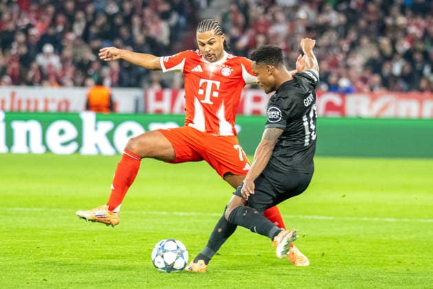 Serge Gnabry 7 FC Bayern Muenchen in duel with Geny Catamo 10 Sporting Clube de Portugal , FC Bayern Muenchen vs Sporting Clube de Portugal, Football, UEFA Champions League, Matchday 6, 09 12 2025 DFB regulations prohibit any use of photographs as image sequences and or quasi video Muenchen Bayern Germany Copyright: xkolbert-press UlrichxGamelx