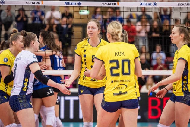 Britte Mayke Stuut SSC Palmberg Schwerin, 08 , middle with team GER, Allianz MTV Stuttgart SSC Palmberg Schwerin, Volleyball Bundesliga, VBL, DVV Cup semi-finals, 2025 2026 season, 09 12 2025 GER, Allianz MTV Stuttgart SSC Palmberg Schwerin, Volleyball Bundesliga, VBL, DVV Cup semi-finals, 2025 2026 season, 09 12 2025 Stuttgart Copyright: xSandyxDinkelackerx EP_SDR
